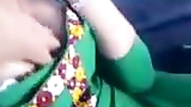 खूबसूरत पाकिस्तानी लड़की के बूब्स आशिक ने कार में दबाए