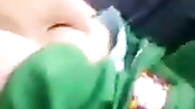 खूबसूरत पाकिस्तानी लड़की के बूब्स आशिक ने कार में दबाए