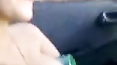 खूबसूरत पाकिस्तानी लड़की के बूब्स आशिक ने कार में दबाए