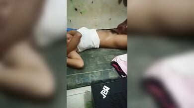 मौसेरी बहन का पायजामा उतारकर भाई ने उसकी बालों वाली बुर खोलकर रख दी