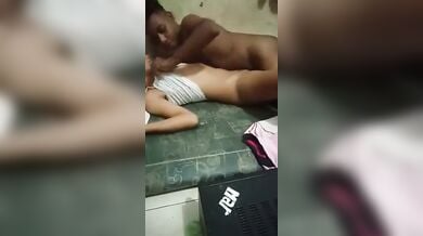 मौसेरी बहन का पायजामा उतारकर भाई ने उसकी बालों वाली बुर खोलकर रख दी