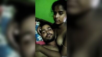 शादीशुदा सोनिया अपने प्रेमी के बाहों में नंगी जाकर रोमांस करने लगी