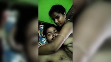 शादीशुदा सोनिया अपने प्रेमी के बाहों में नंगी जाकर रोमांस करने लगी