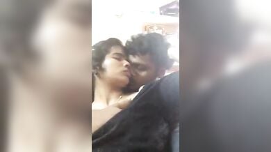पीछे से पकड़कर बूब्स दबाने में औरतों को बड़ा मजा आता है