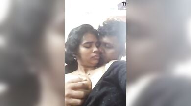 पीछे से पकड़कर बूब्स दबाने में औरतों को बड़ा मजा आता है
