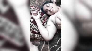 नंगी लेटी गदराया बदन बीवी को पति ने फिल्माया