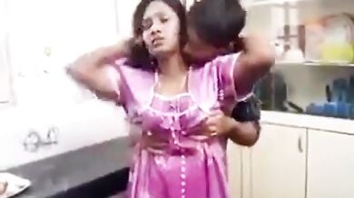 केबल वाले लड़के से प्यासी मल्लू भाभी का हॉट रोमांस वीडियो