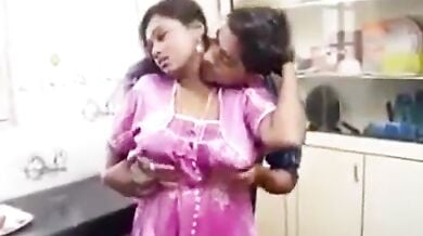 केबल वाले लड़के से प्यासी मल्लू भाभी का हॉट रोमांस वीडियो