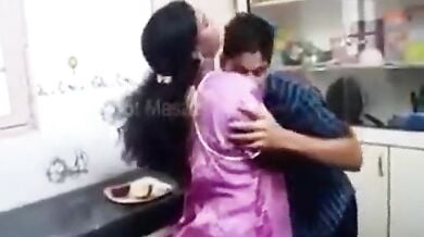 केबल वाले लड़के से प्यासी मल्लू भाभी का हॉट रोमांस वीडियो