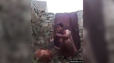 समलैंगिकता की अधीन औरत ने पड़ोस वाली औरत को बाथरूम में नंगी नहाते हुए रिकॉर्ड किया
