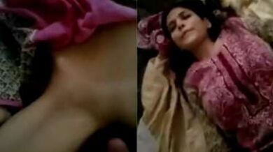 बॉयफ्रेंड के साथ पहली बार सेक्स करती गर्लफ्रेंड को हुई तकलीफ