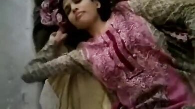 बॉयफ्रेंड के साथ पहली बार सेक्स करती गर्लफ्रेंड को हुई तकलीफ