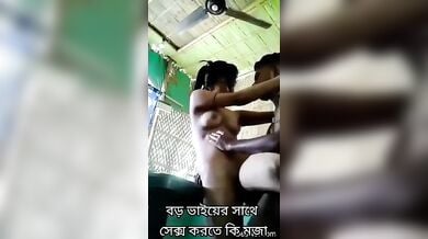 रोड साइड कॉटेज में पूरे नंगे होकर दिनदहाड़े चुदाई करते देसी लवर्स