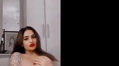 बूब्स प्रेमियों के लिए 5 इंडियन लड़कियों ने किया अपने स्तनों का प्रदर्शन