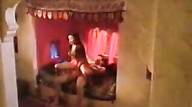 विदेशी हस्बैंड वाइफ ने इंडिया आकर सीखे कामसूत्र वाले संभोग आसन