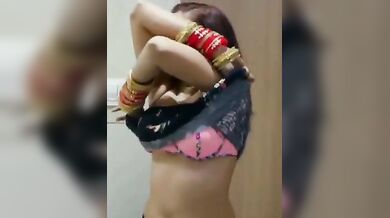 नई शादी हुई बीवी अपने सजना के लिए नंगी होकर हो रही रेडी