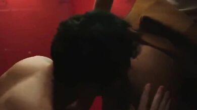 इंडियन कपल का होटल वॉशरूम में हॉट हनीमून सेक्स!