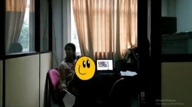 ऑफिस में बॉस से छिपकर चोरी-छिपे बूब सकिंग इंजॉय करते लफड़ेबाज सहकर्मचारी