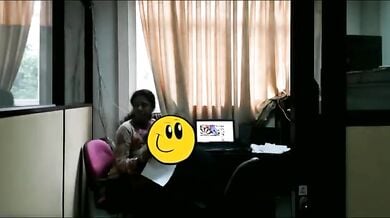 ऑफिस में बॉस से छिपकर चोरी-छिपे बूब सकिंग इंजॉय करते लफड़ेबाज सहकर्मचारी