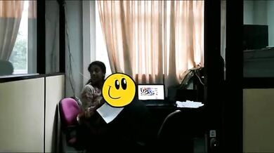 ऑफिस में बॉस से छिपकर चोरी-छिपे बूब सकिंग इंजॉय करते लफड़ेबाज सहकर्मचारी