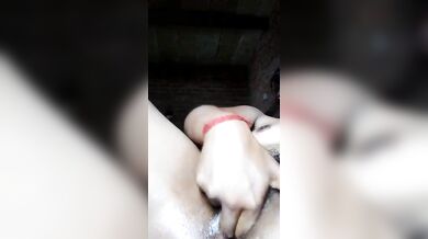 देहाती औरत ने हस्तमैथुन से अपनी चूत पानी पानी कर दी