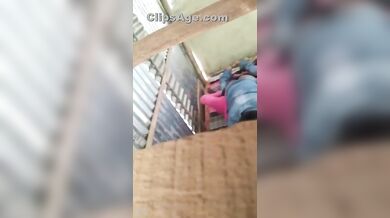 लड़की को चोदते हुए देखा तुरंत एमएमएस बना लिया