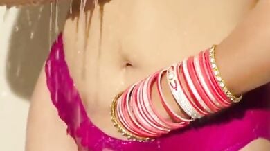 किसी और की सेक्सी बीवी ने शॉवर में दिखाया अपना जलवा