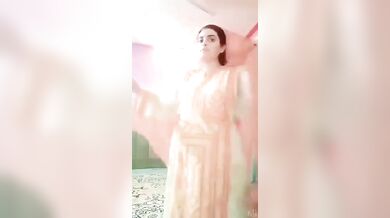 सलवार-कमीज, हिजाब उतारकर नंगी नाचती पाकिस्तानी खूबसूरत दीदी