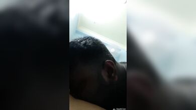 ओयो होटल में लाकर बॉयफ्रेंड गर्लफ्रेंड के बूब्स चूसने के लिए टूट पड़ा