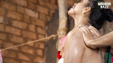 लड़के ने देखा पड़ोसी भाभी को नहलाने का सपना