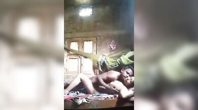 पति पत्नी ने बनाया अलग-अलग पोजीशंस में होममेड सेक्स वीडियो