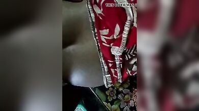 साडी उठा के कामवाली की गांड पर लंड घिसा बॉस ने