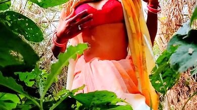 गाँव की सेक्सी देसी भाभी के गुलाबी चुचें