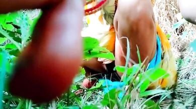 गाँव की सेक्सी देसी भाभी के गुलाबी चुचें