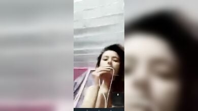 वीडियो कॉल पर बॉयफ्रेंड के साथ बातें करते हुए गर्लफ्रेंड ने सहलाए अपने चुचे