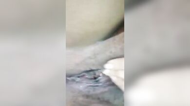 बड़े बूब वाली इंडियन लड़की ने लेटे-लेटे किया अपनी गीली चूत का हस्तमैथुन