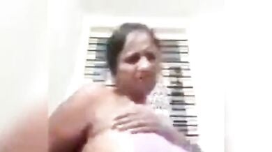 वीडियो कॉल पर वनिता आंटी ने ब्लाउज खोलकर दिखाई अपने स्तनों की जोड़ी