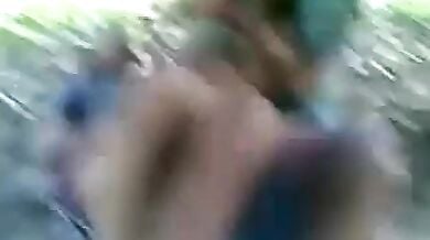 मस्तीखोर देहाती लड़की ने किया दो लूंगी धारी लड़कों के साथ आउटडोर थ्रीसम सेक्स