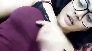 सेक्सी वन पीस पहनी चश्मिश लड़की को अभी एक लंड की जरूरत है