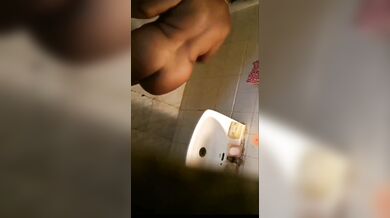 बड़ी गांड वाली पड़ोसी आंटी को नंगी नहाते हुए देखें
