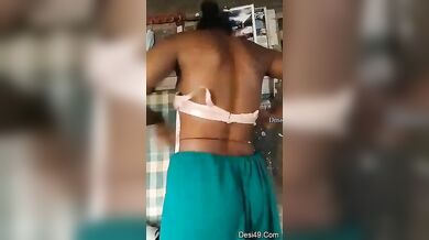 बांग्लादेशी लड़की ने सलवार कमीज उतारकर दिखाया नंगा बदन और खोलकर दिखाई चूत
