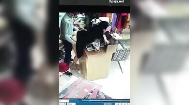 दुकान के कैशियर ने कपड़ों के बदले की कस्टमर लड़की की चुदाई