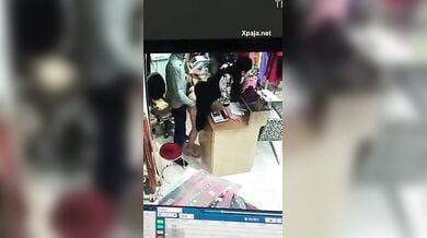दुकान के कैशियर ने कपड़ों के बदले की कस्टमर लड़की की चुदाई