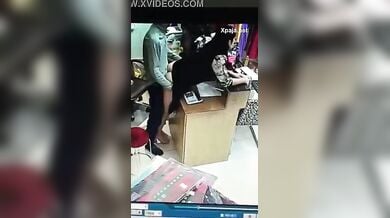 दुकान के कैशियर ने कपड़ों के बदले की कस्टमर लड़की की चुदाई