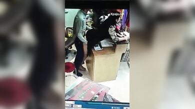 दुकान के कैशियर ने कपड़ों के बदले की कस्टमर लड़की की चुदाई