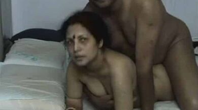 पति के बॉस का लंड लिया मच्योर आंटी ने