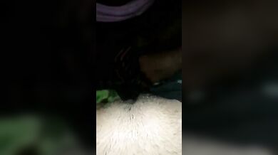 मोबाइल के फ्लैशलाइट में बीवी की चूत चुदाई क्लोज अप में फिल्माई