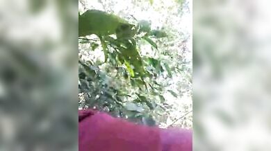 खुली झाड़ियों के पीछे मामी को लंड चुसाया