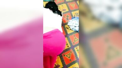 बीवी की गुलाबी लेगिंग, पैंटी खिसकाकर पति ने की डॉगी स्टाइल चुदाई