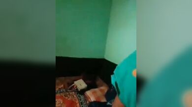 सस्ते लॉज में मोटी तमिल बीवी ने पति को दिया ब्लोजॉब